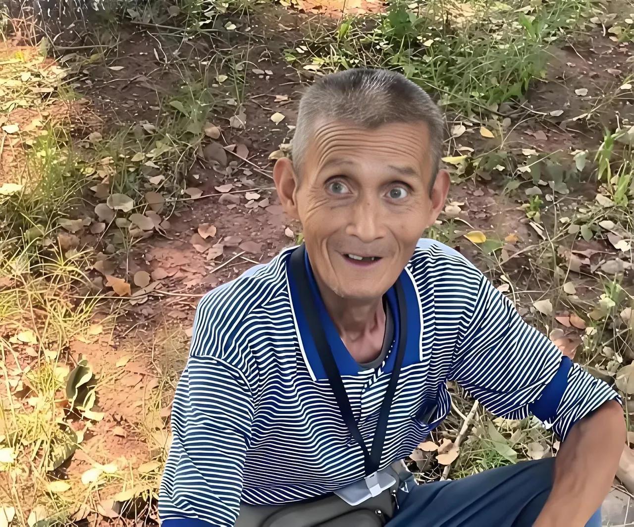 看哭无数人！40℃高温躺草坪的卖椒老人，一句赶不上车，原来早已预知大限将至。
 