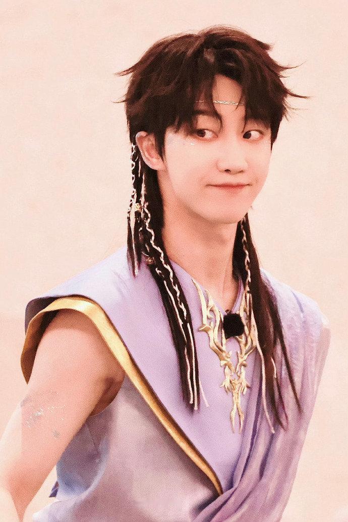 徐明浩《#青春环游记# 》上班路透人鱼造型真的好漂亮！ 录制顺利！#徐明浩像是在