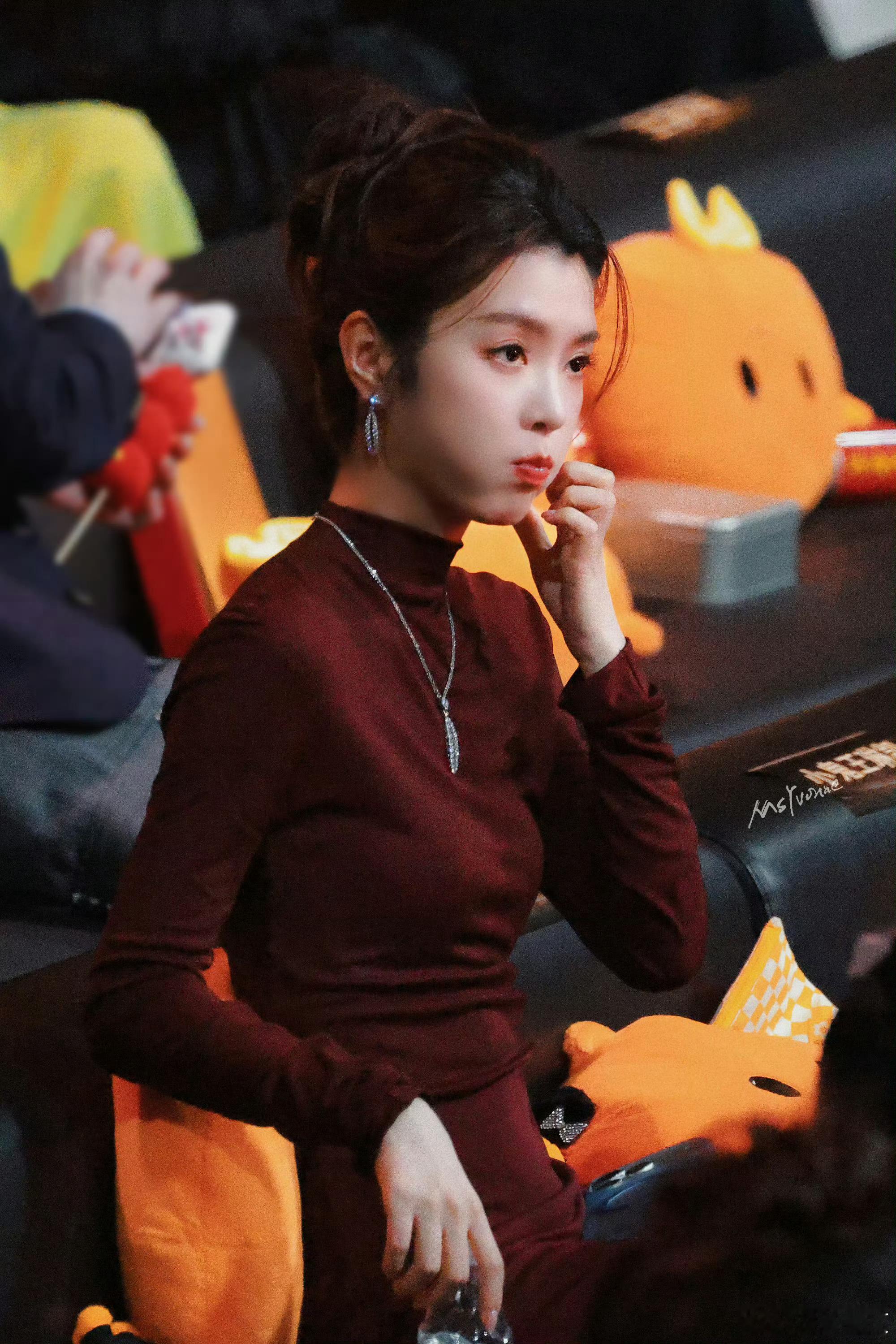 李云霄好乖 微博之夜李云霄在内场真的好乖啊，嘟嘟嘴的小动作萌萌的，还有比耳朵是在