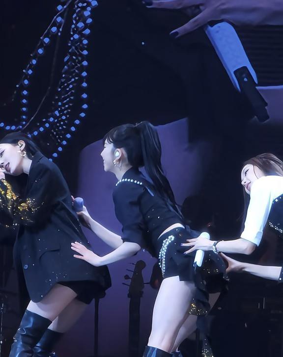 next level吉姐捏了柳姐的屁股啊哈哈
智敏还乐呵呵拍别人呢突然感觉被偷袭