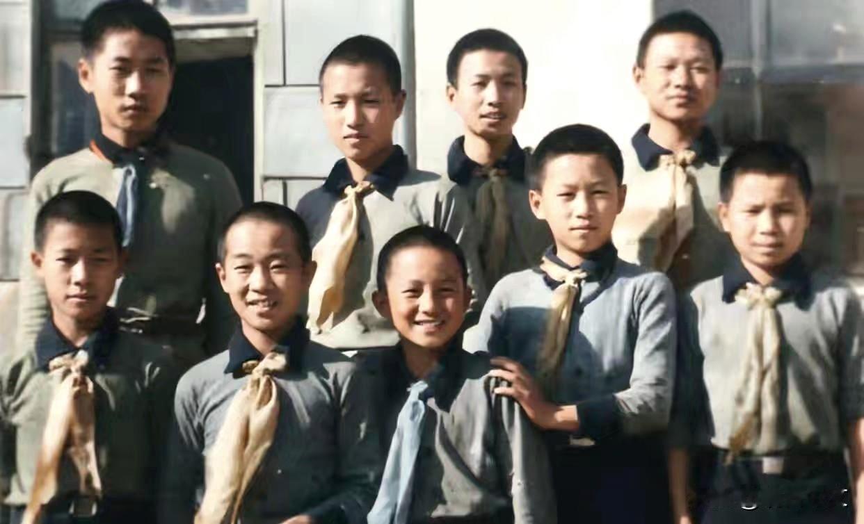 1939年，莫斯科，毛岸英、蔡博、刘允斌、郭志成同框留影。照片里的少年们穿着朴素