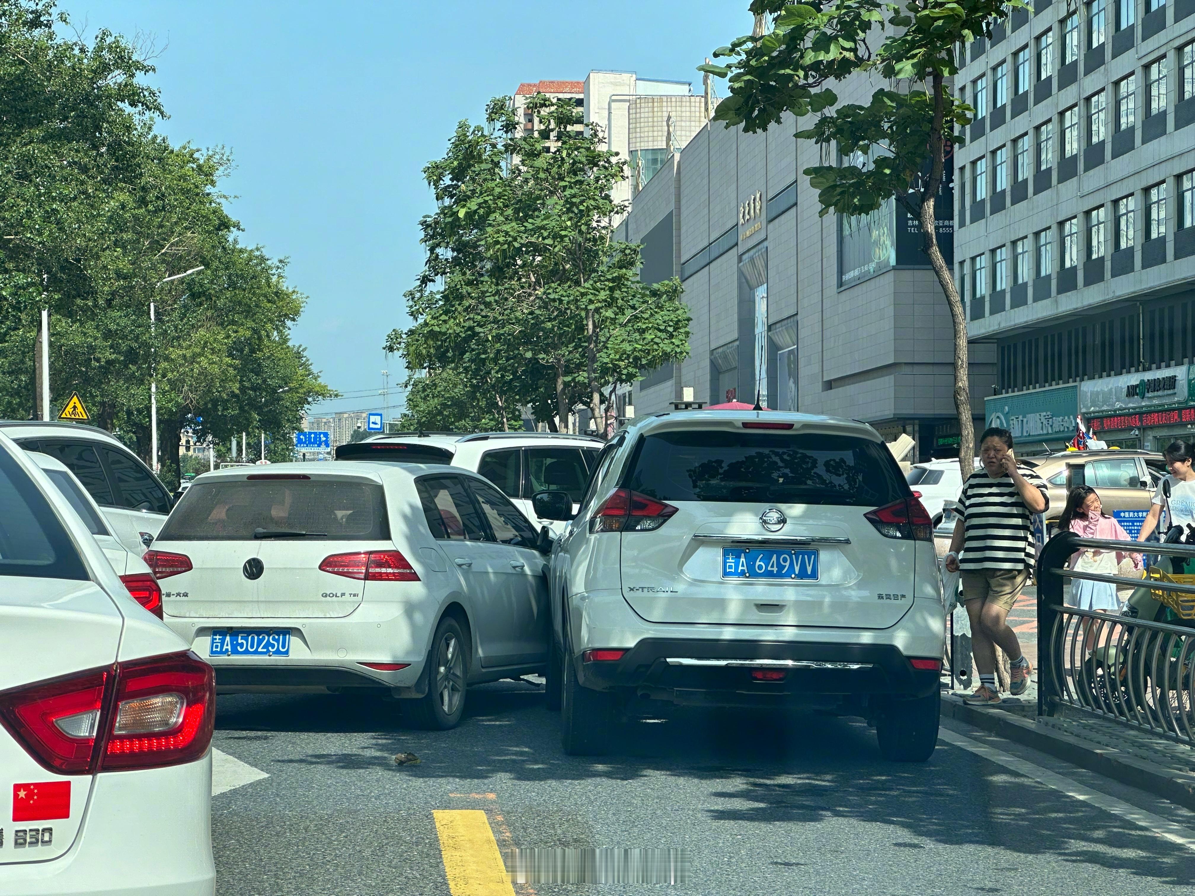 去医院都着急，但别人都乖乖排队你插队就差点意思了，还造成后方拥堵。你要是真的有特