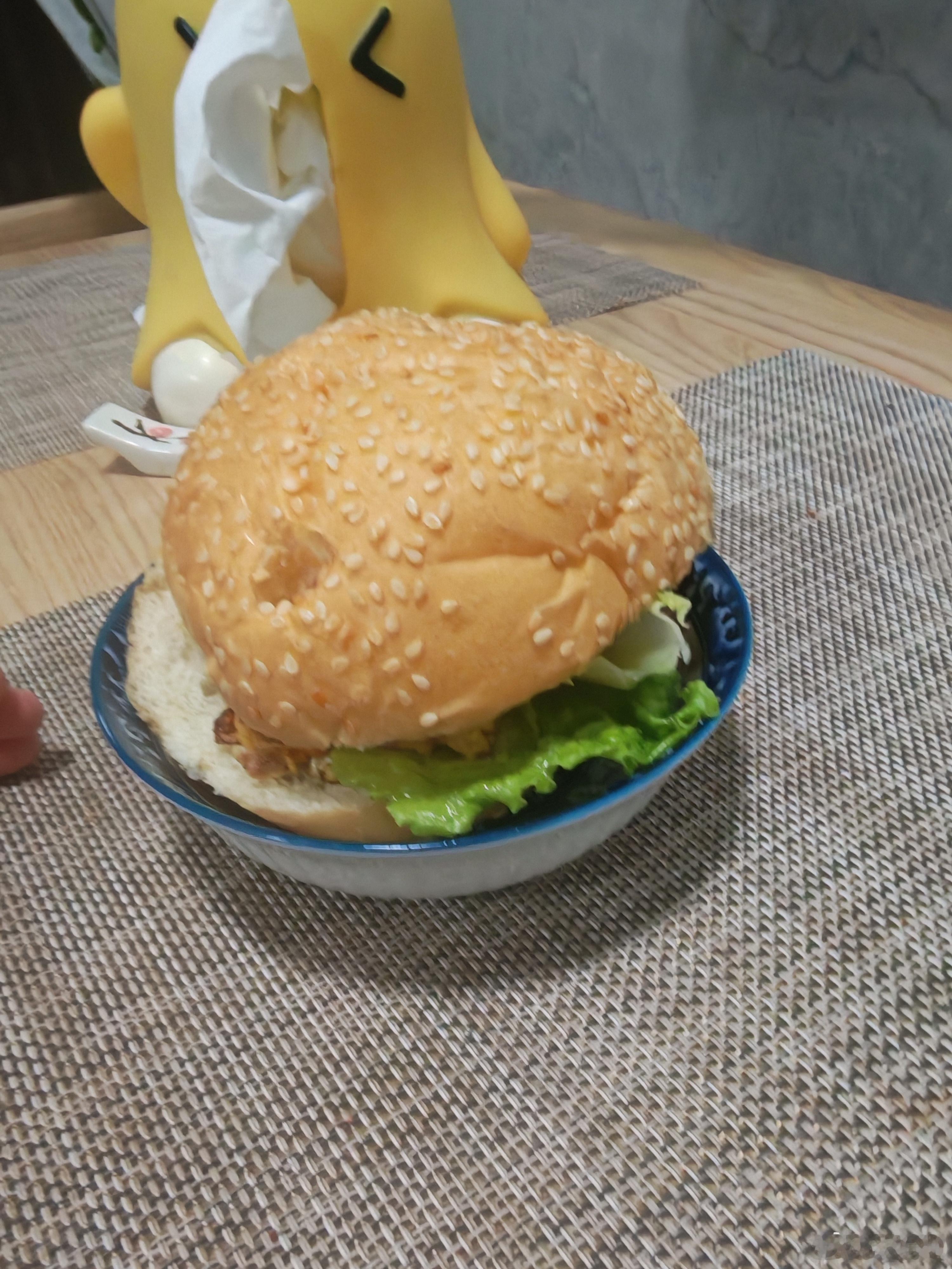 好久没吃麦当当的猪柳蛋麦满分了，昨天吃了一口，咬起来一股速冻肉的味道，于是趁着还