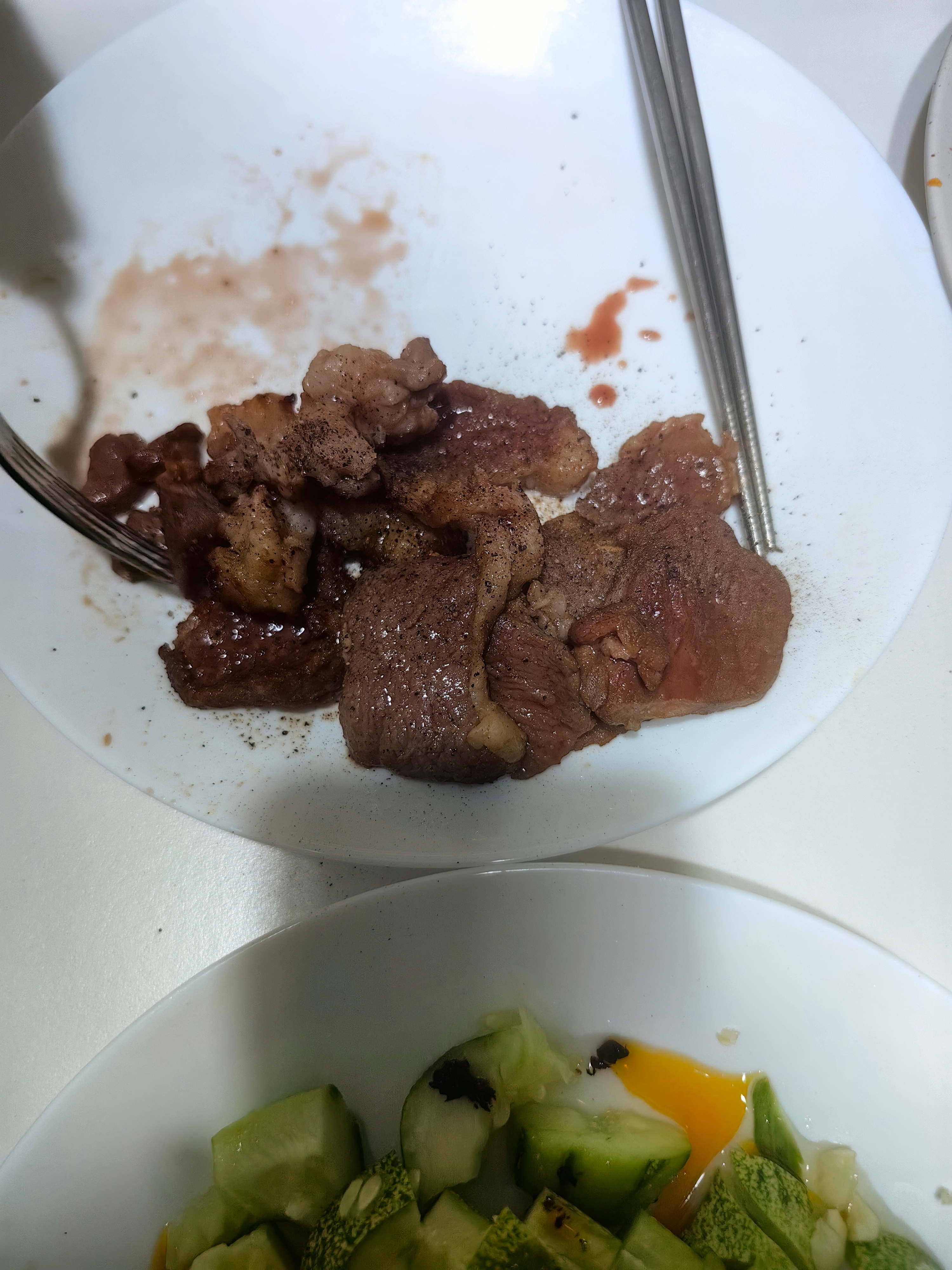 晚餐一荤三素，荤菜是喵奶奶的创新菜——空气炸锅试烤牛吊龙。牛吊龙是牛的背脊肉，蛋