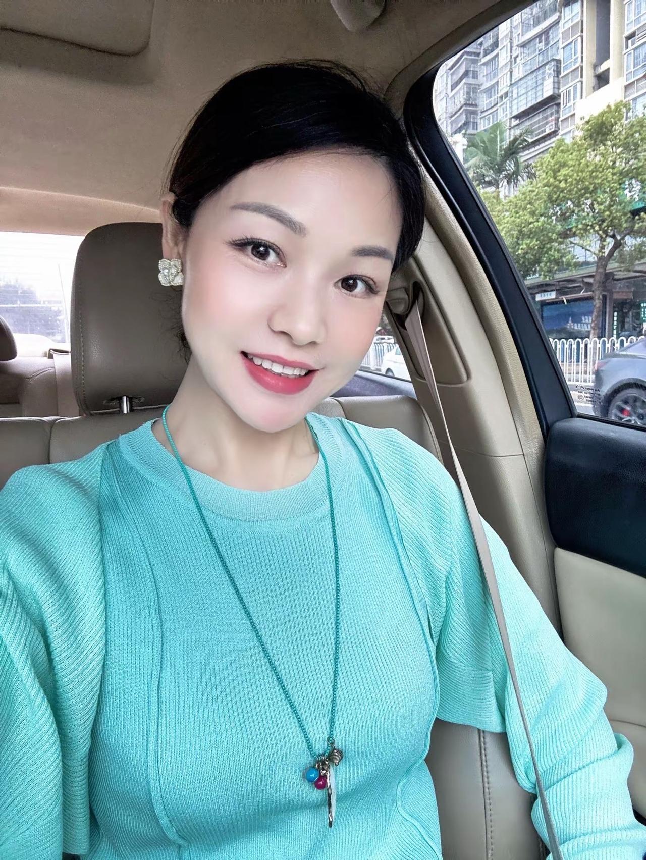 日子很普通，快乐很简单，愿有时光可回首，且以欢喜度流年。车内自拍 快乐就那么简单