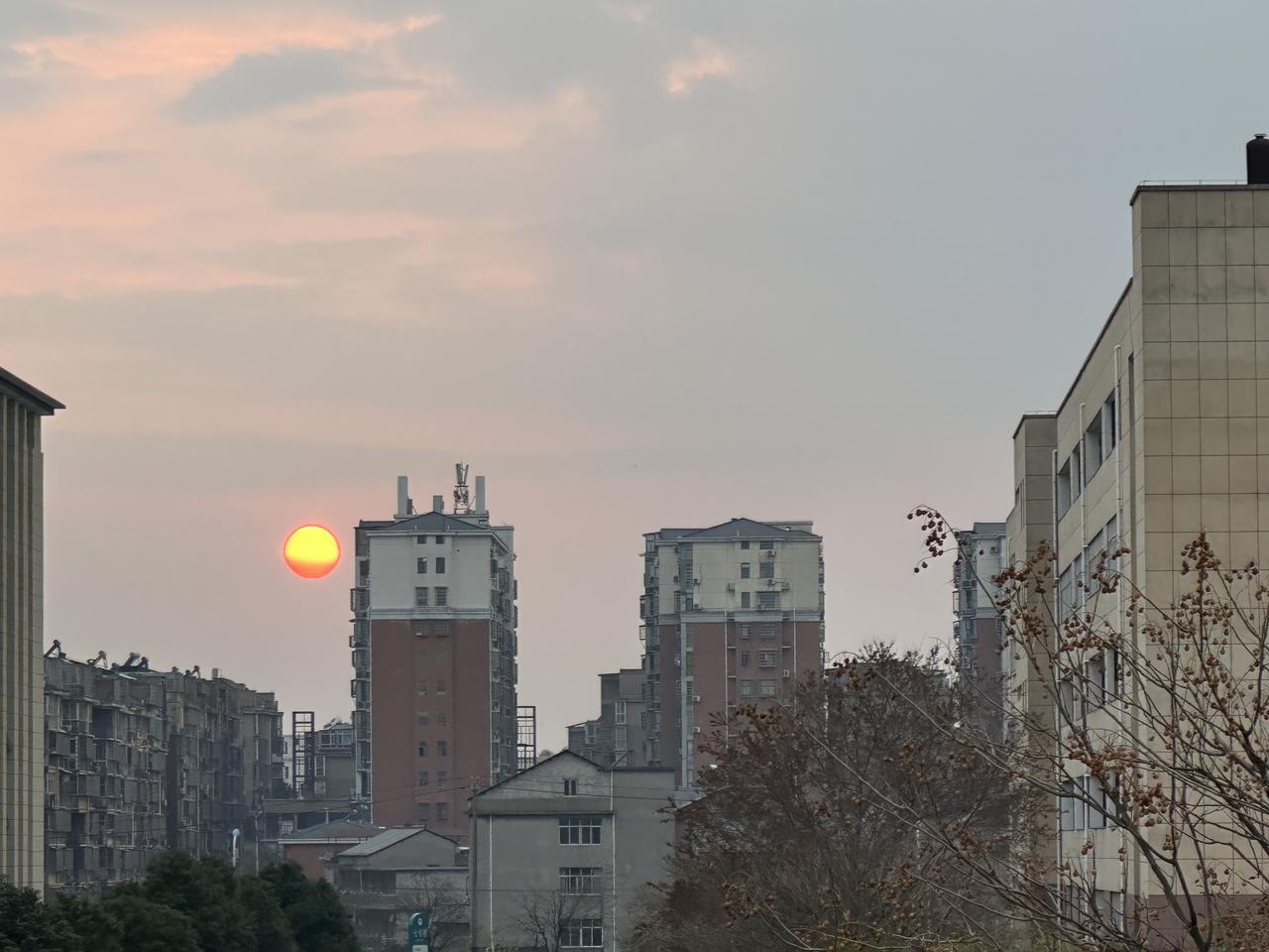 有一位在头条上很熟的条友突然不见了！
昨天下午她曾好心提醒我来新的汽车征文了，我