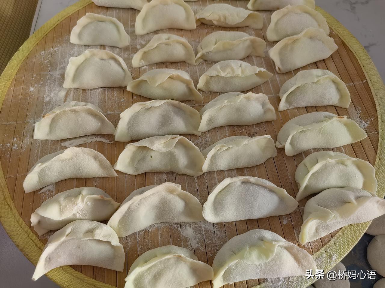 今天坐火车回家，直接来到了老妈家，老妈给包的饺子，酸菜馅儿蒸饺，就爱这一口。不管