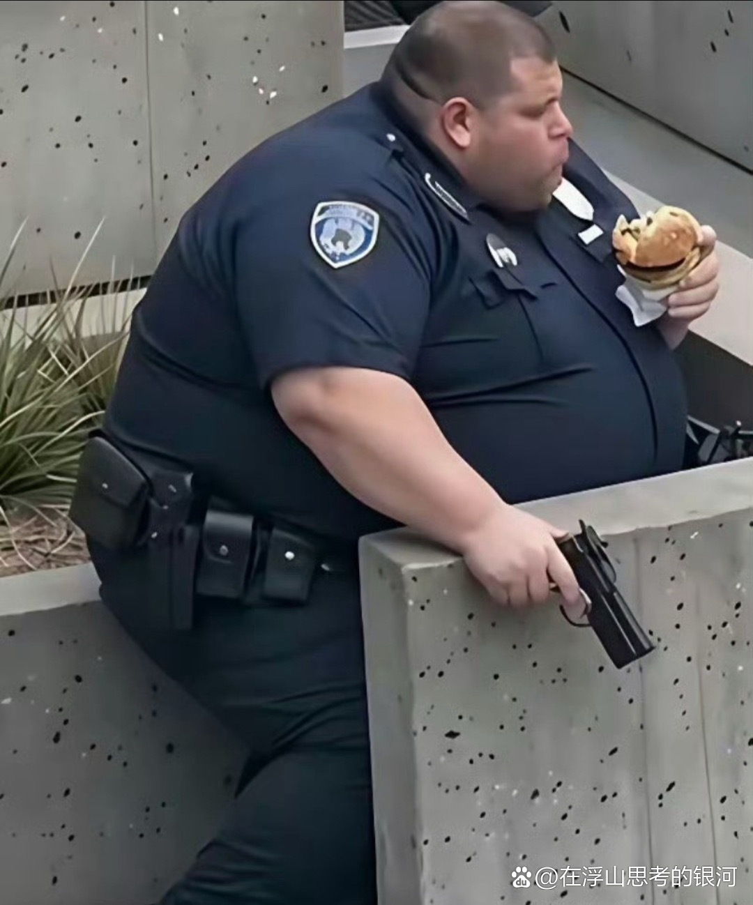 这位美国警官中一枪，绝对没事！ 
