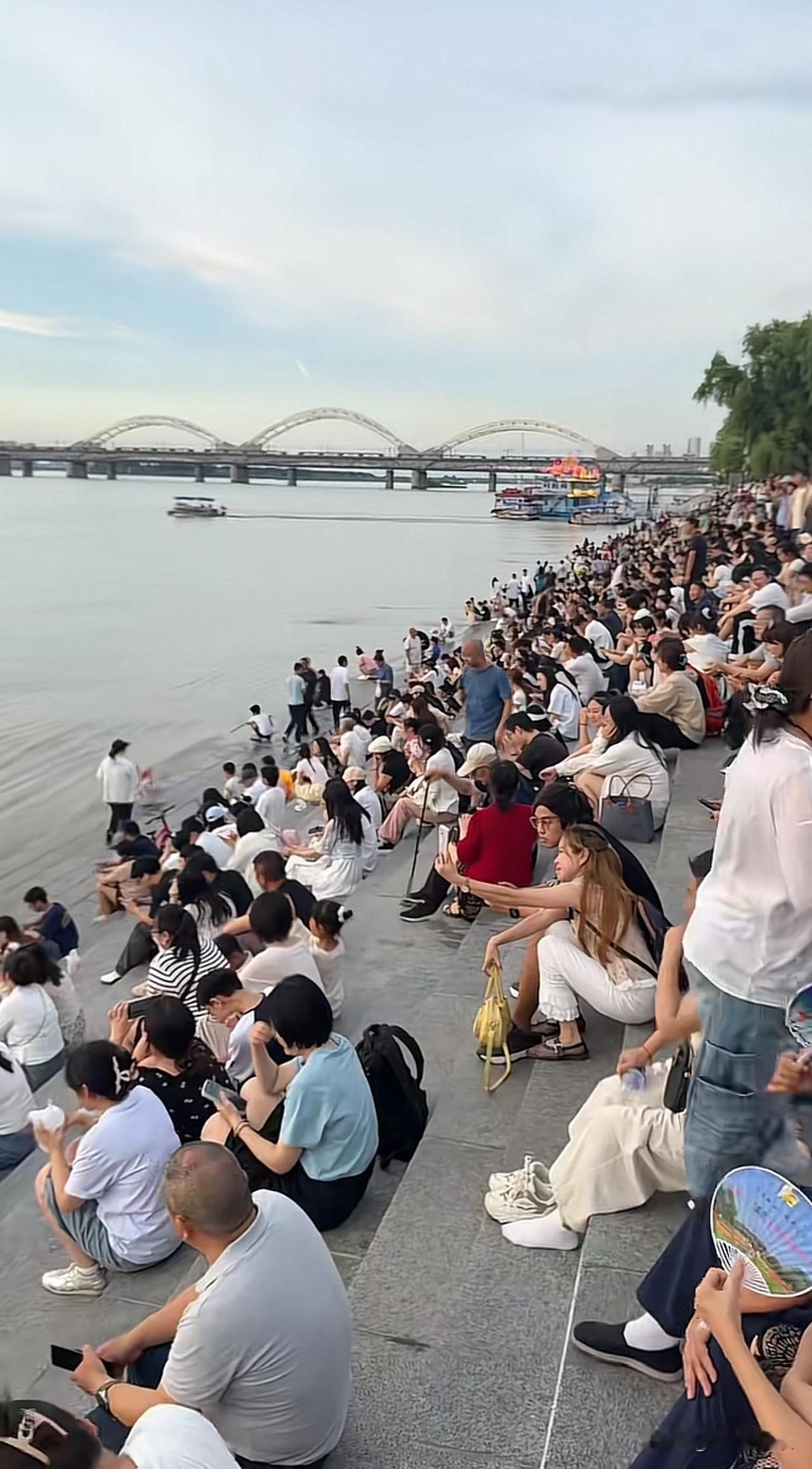 “哈尔滨传统文化”就是做江边瞅，瞅啥不知道，就是瞅[呲牙]