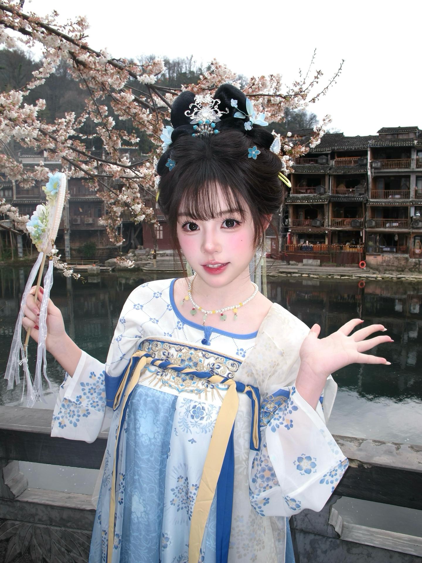 “三月梨花雪 几载开了又败”