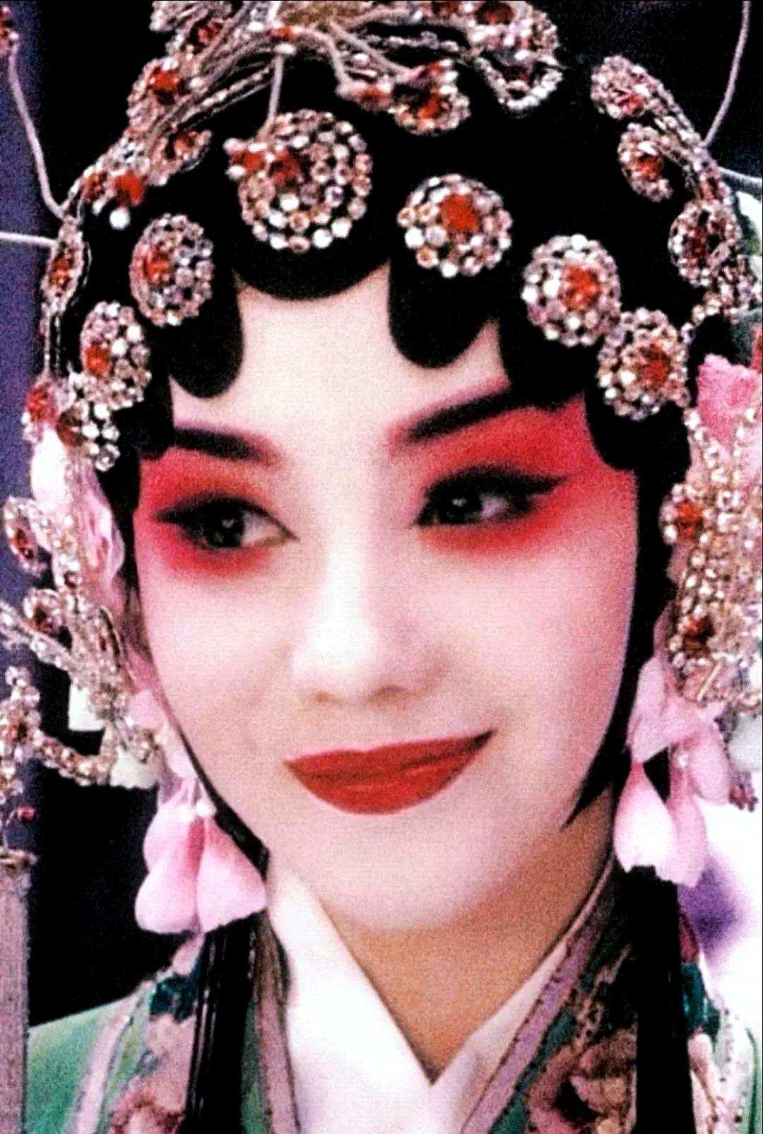 刘浩存这回真要封神了？《主角》里她演的秦忆娥，出场画面绝了。

北京舞台上，她演
