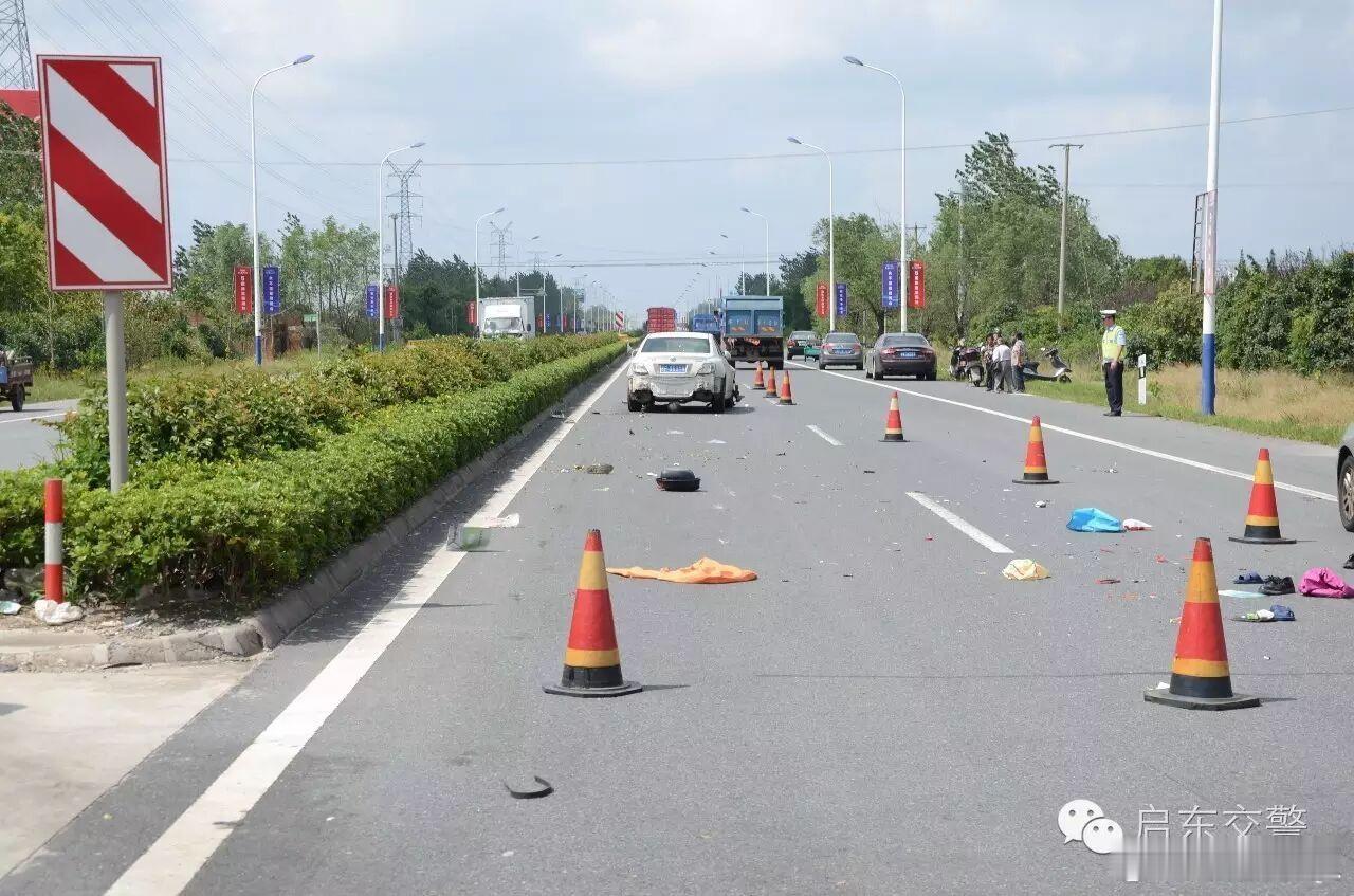 吸毒真的很害人，一个活生生的例子，一辆轿车与摩托车发生碰擦，导致摩托车驾驶员当场