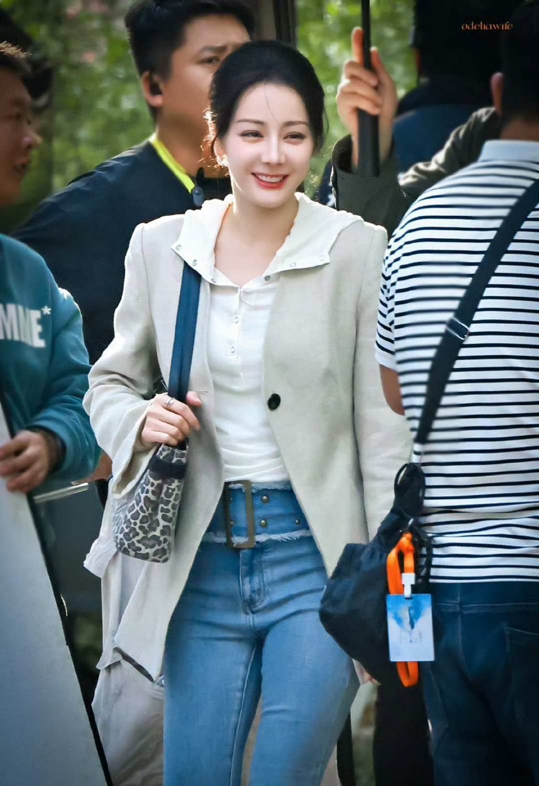 迪丽热巴笑得是真开心当紧绷的角色面具卸下，那一刻的率性大笑，照见的是每个人对“工