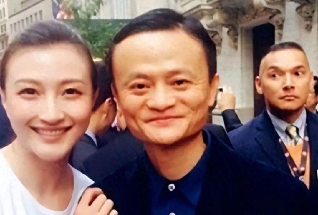 马云给前台姑娘的0.2%股权，后来真值40亿吗？
 
这位姑娘叫童文红，如今圈内