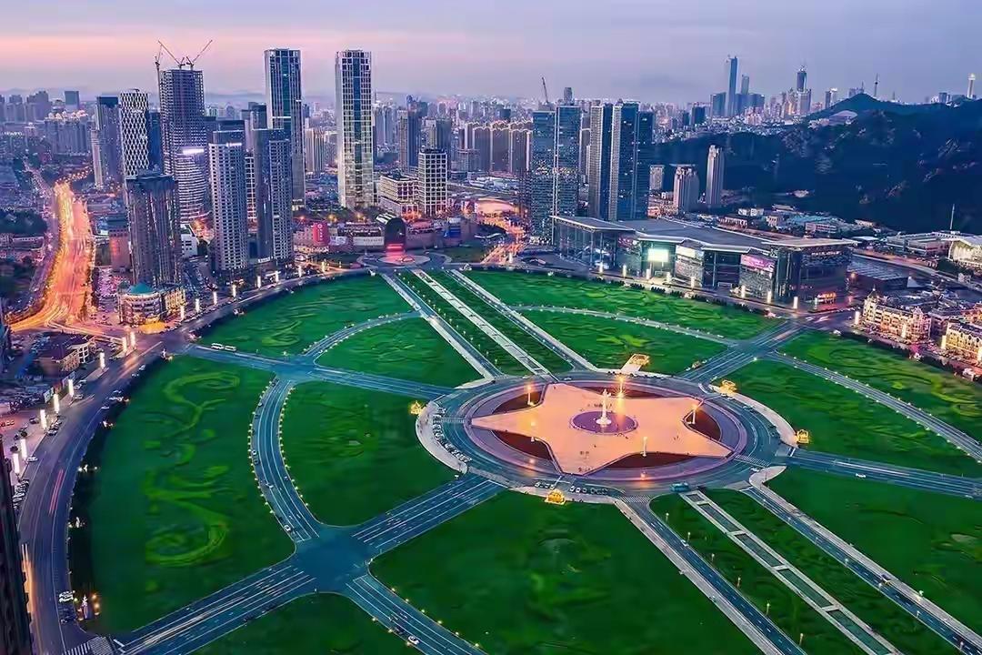 大连的广场，从历史中来，往现代化去
有一部书《大连的广场》，市政府有关部门组织编