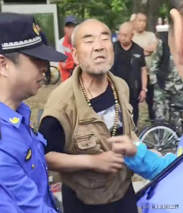 老头掂砖头，老妇学狗爬，为老不尊不是一个笑话。
5月13日17:00，在南充市顺