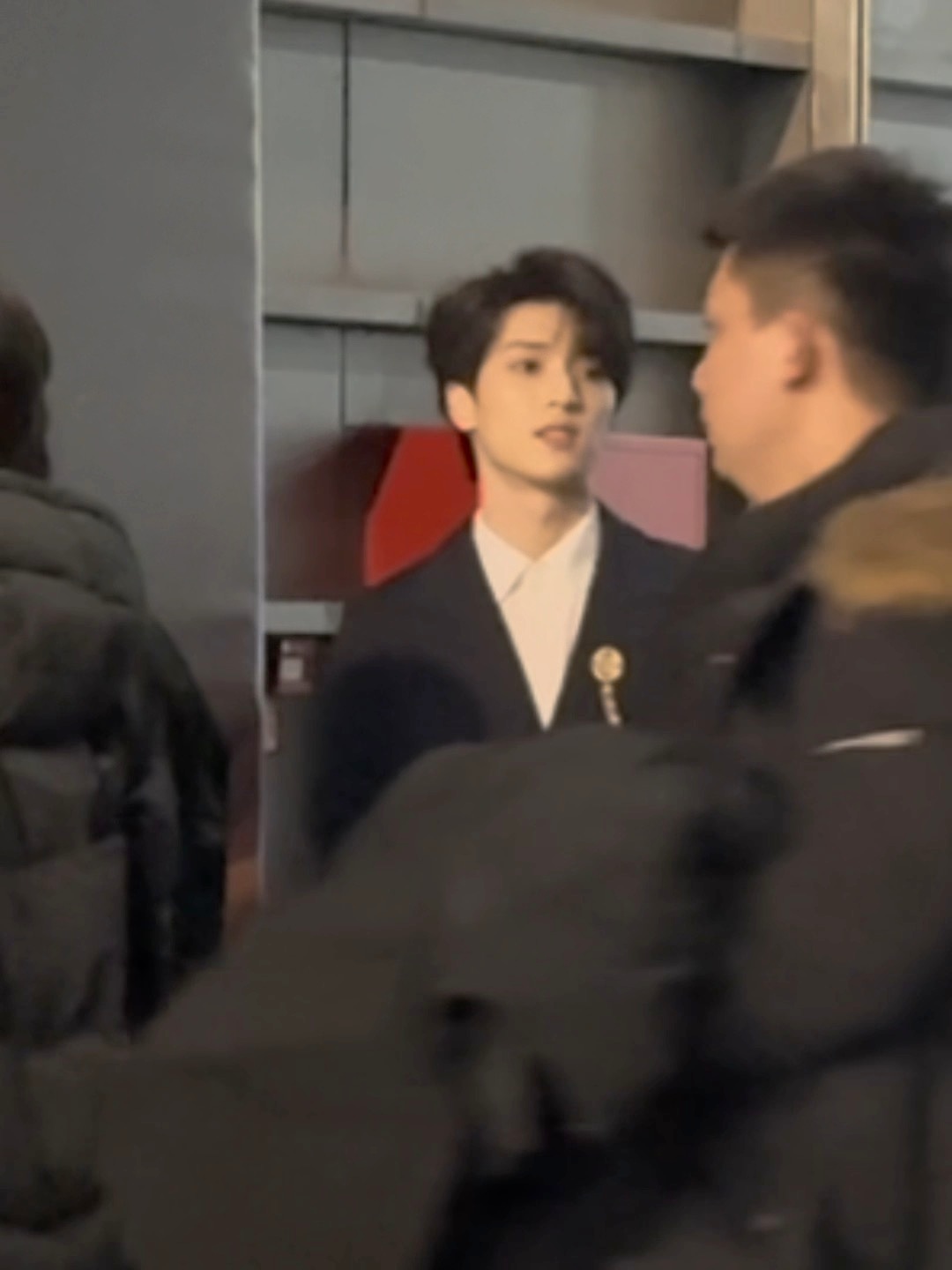 穿西装无敌了严浩翔   