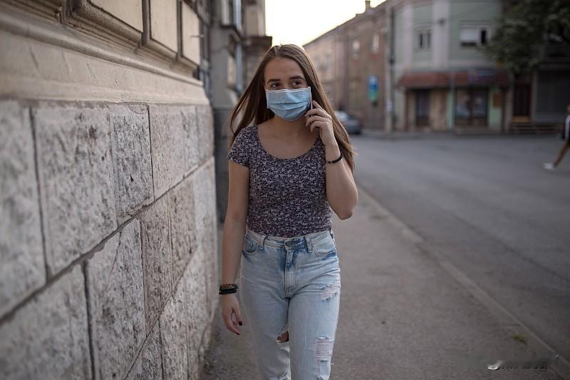 低保是公共救助，是保障一些低收入人群众吃饭、看病等这种生存刚需。最近一享受低保的