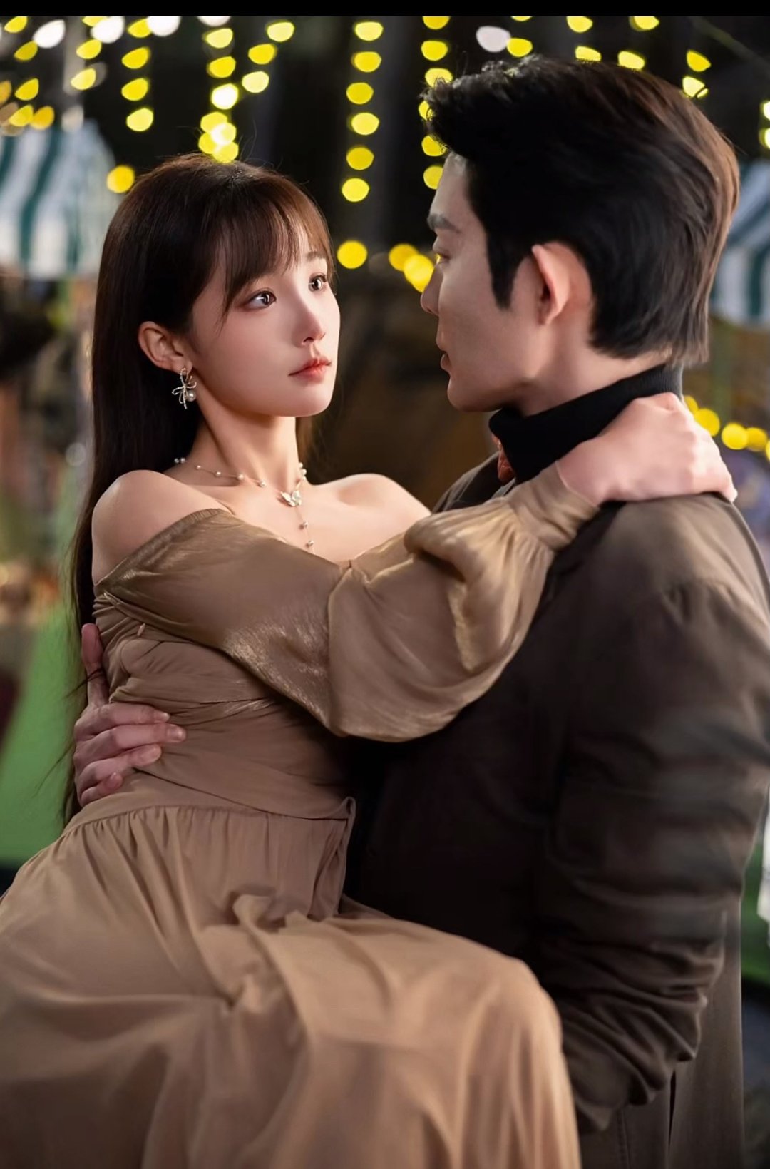 贾翼瑄这条裙子的出镜率好高，短国女主有些衣服是自己的私服。 