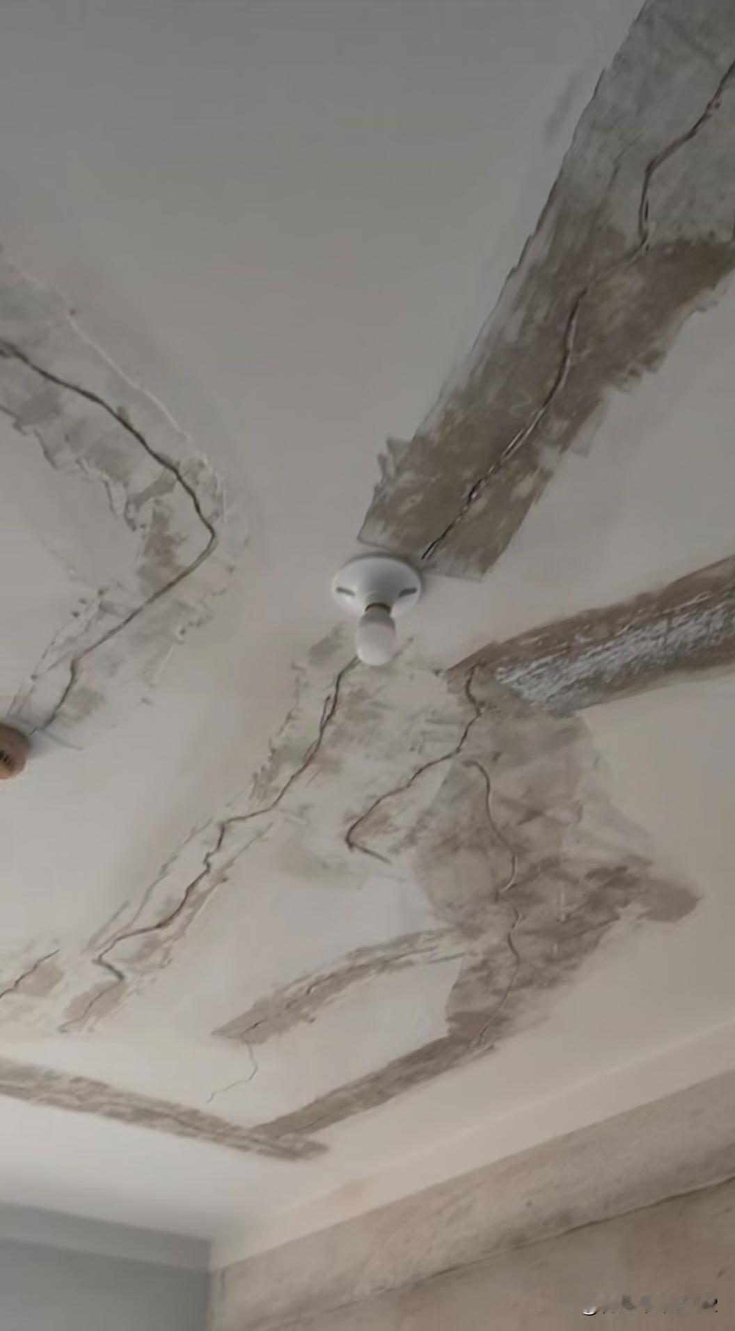 懂建筑结构方面的朋友麻烦解答下
总高23层，第9层与楼上邻居第10层两住户的楼顶