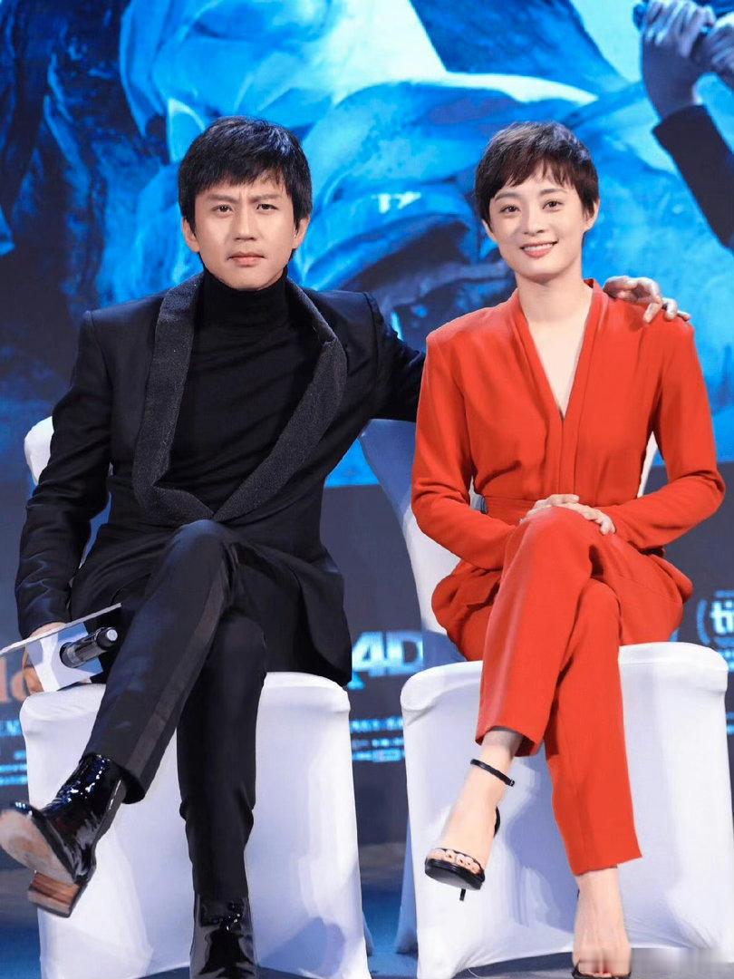 以为邓超偷穿孙俪衣服邓超你是不是偷穿嬛嬛衣服！不愧是夫妻俩啊邓超孙俪越长越像了！