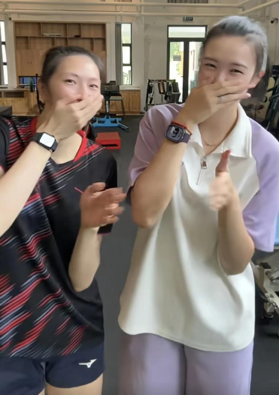 张常宁与吴梦洁合拍了一个视频，
应该是在训练场所拍的。
吴梦洁应该是在做康复训练