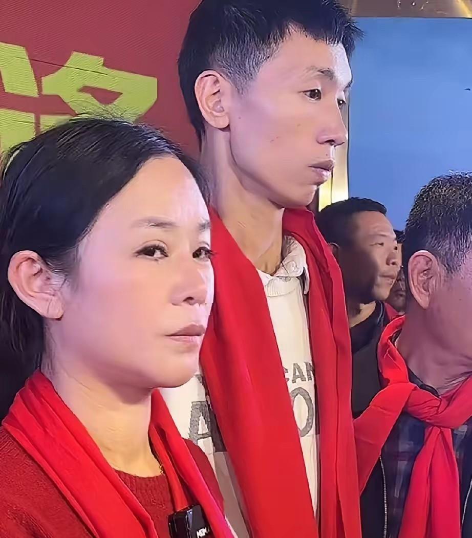 认亲宴上亲戚都不露脸，

说是怕被骂，

姐姐李林说了句大实话。

今天是3月2