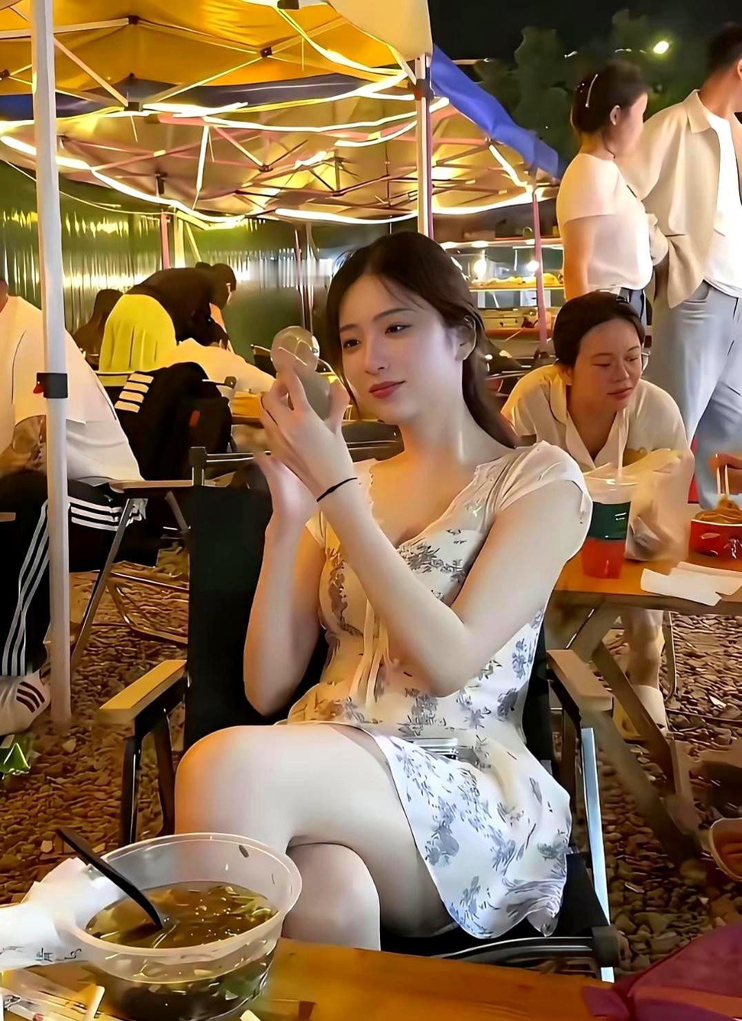 女人在金钱面前真的一文不值吗？
这话听着挺扎耳朵，但很多人转头一想，又觉得现实里