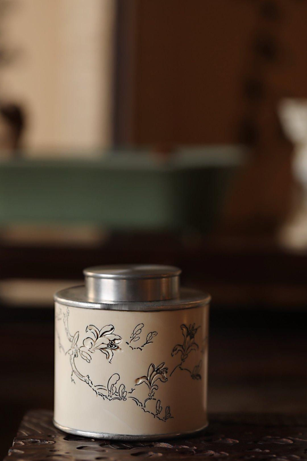 猛犸 | 玉兰茶叶罐手工陷地雕刻玉兰花图，运刀如笔，打磨圆润，舒朗清新，静雅可赏