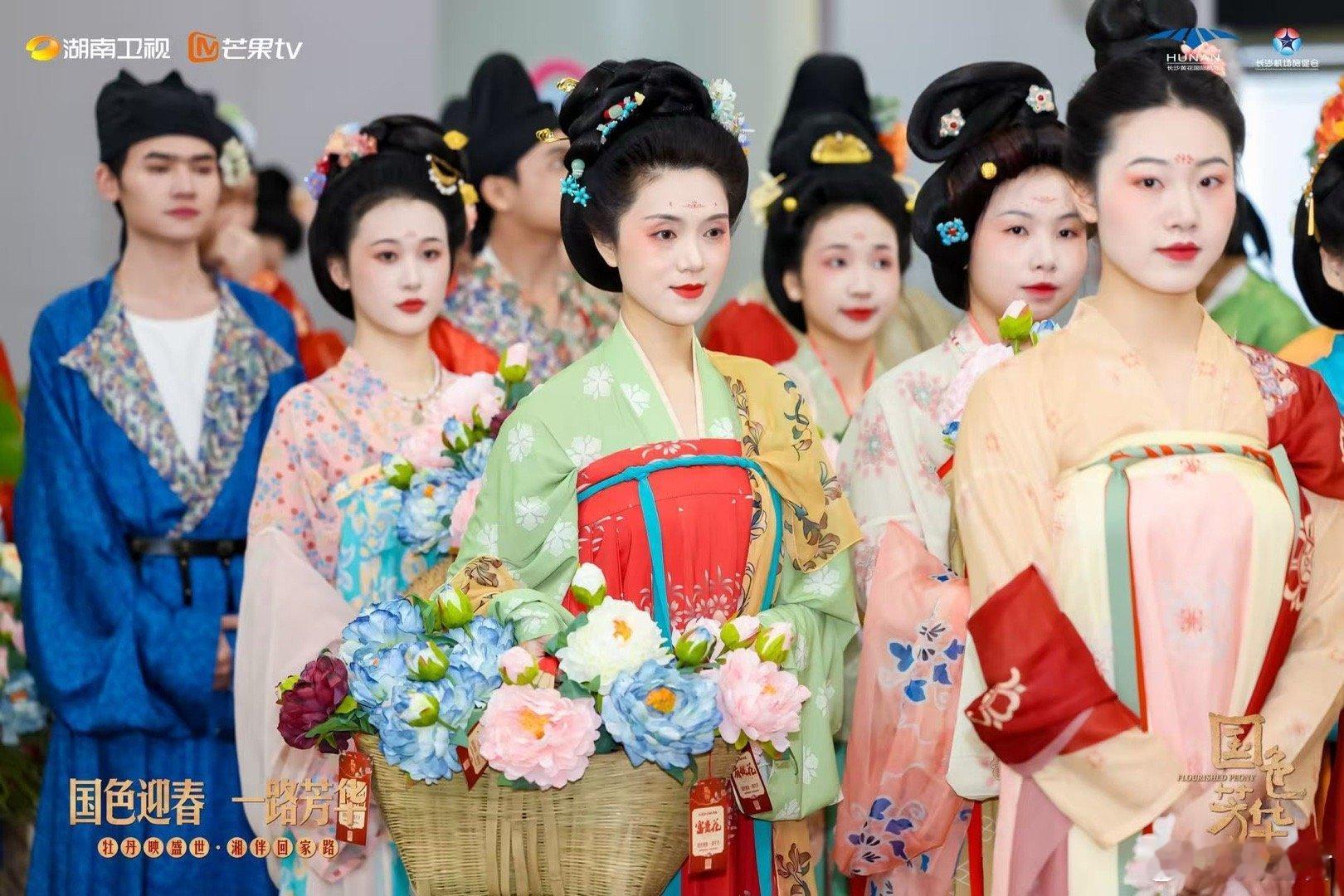 芒果这次真的太给力， 芒果给足了国色芳华排面 ，长沙机场到处都是国色芳华的元素，
