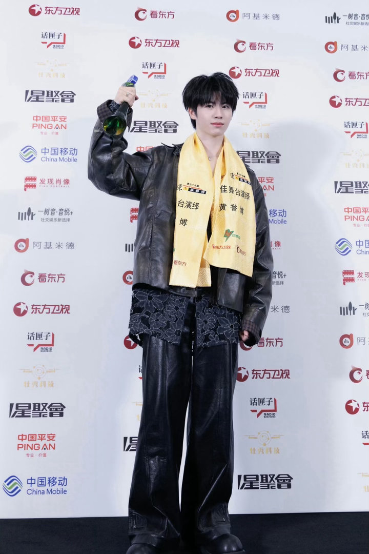 黄誉博最佳舞台演绎奖黄誉博连续两年获得最佳舞台演绎奖舞台之上永远全力以赴的黄誉博