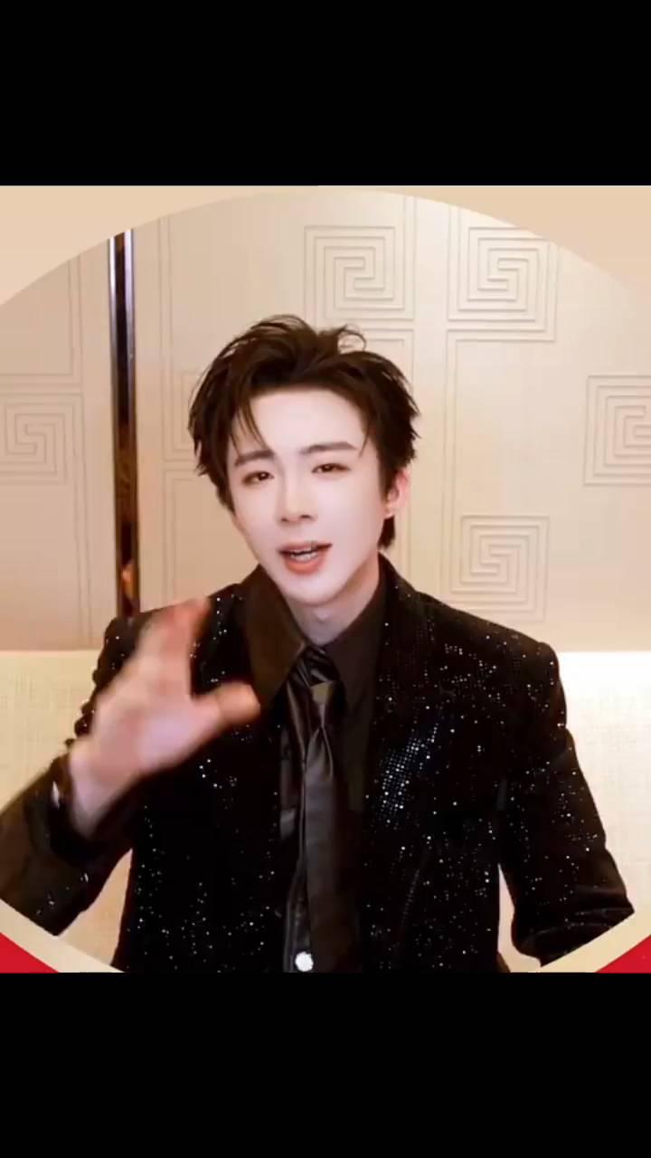 Hello，大家新年好，我是马上留住好运的刘宇宁。马年马上到，我给大家送上新年的