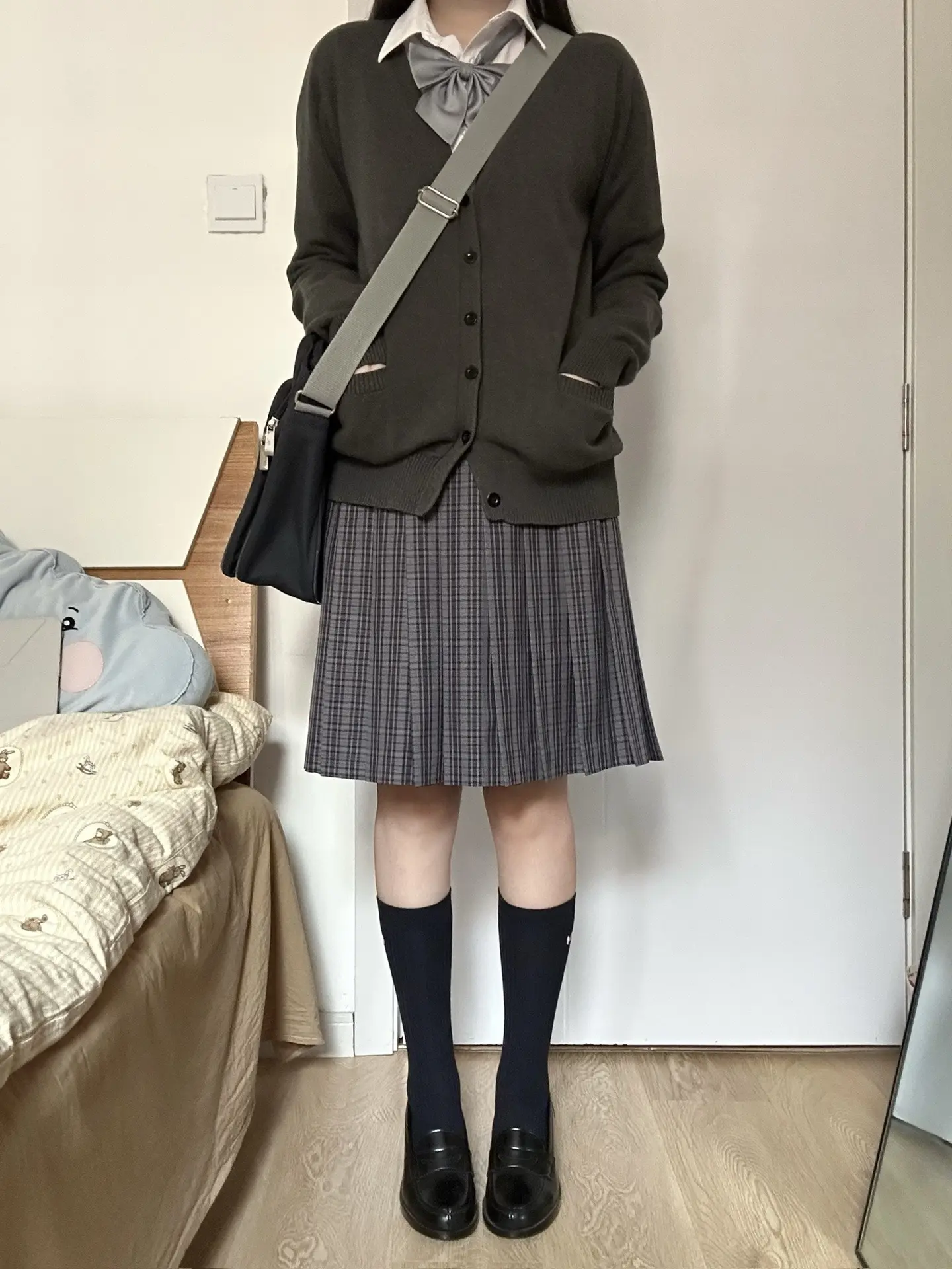 黑与灰。