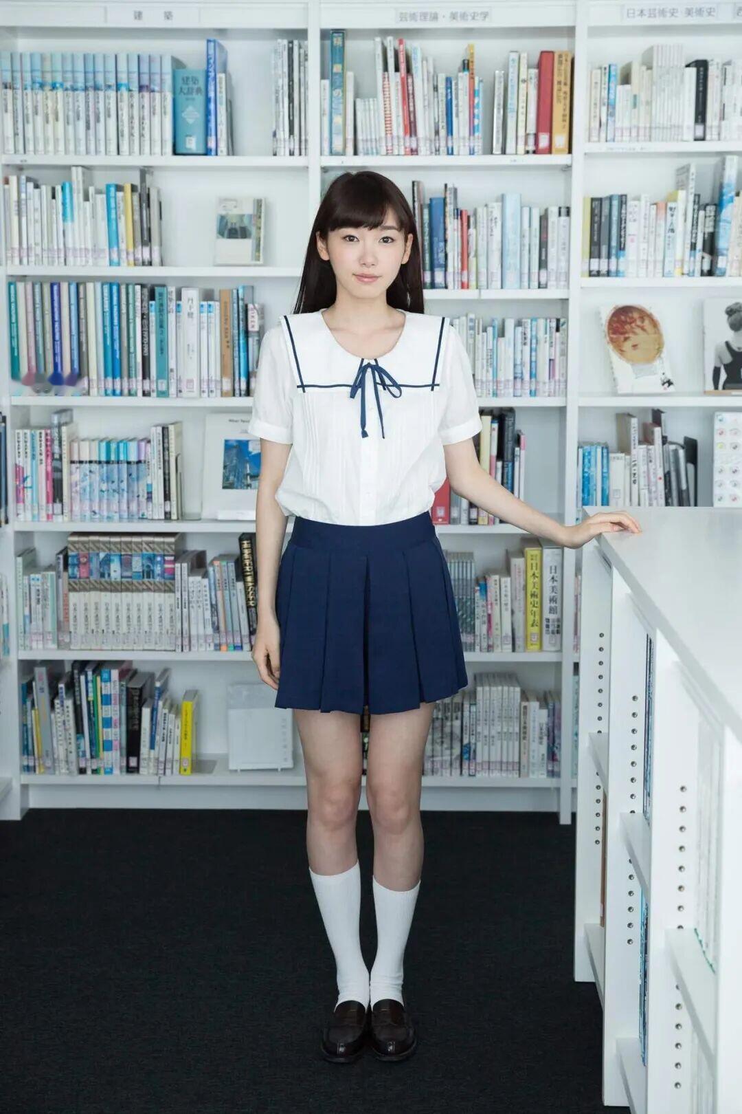 图书馆里的甜美少女，书香气息扑面而来！