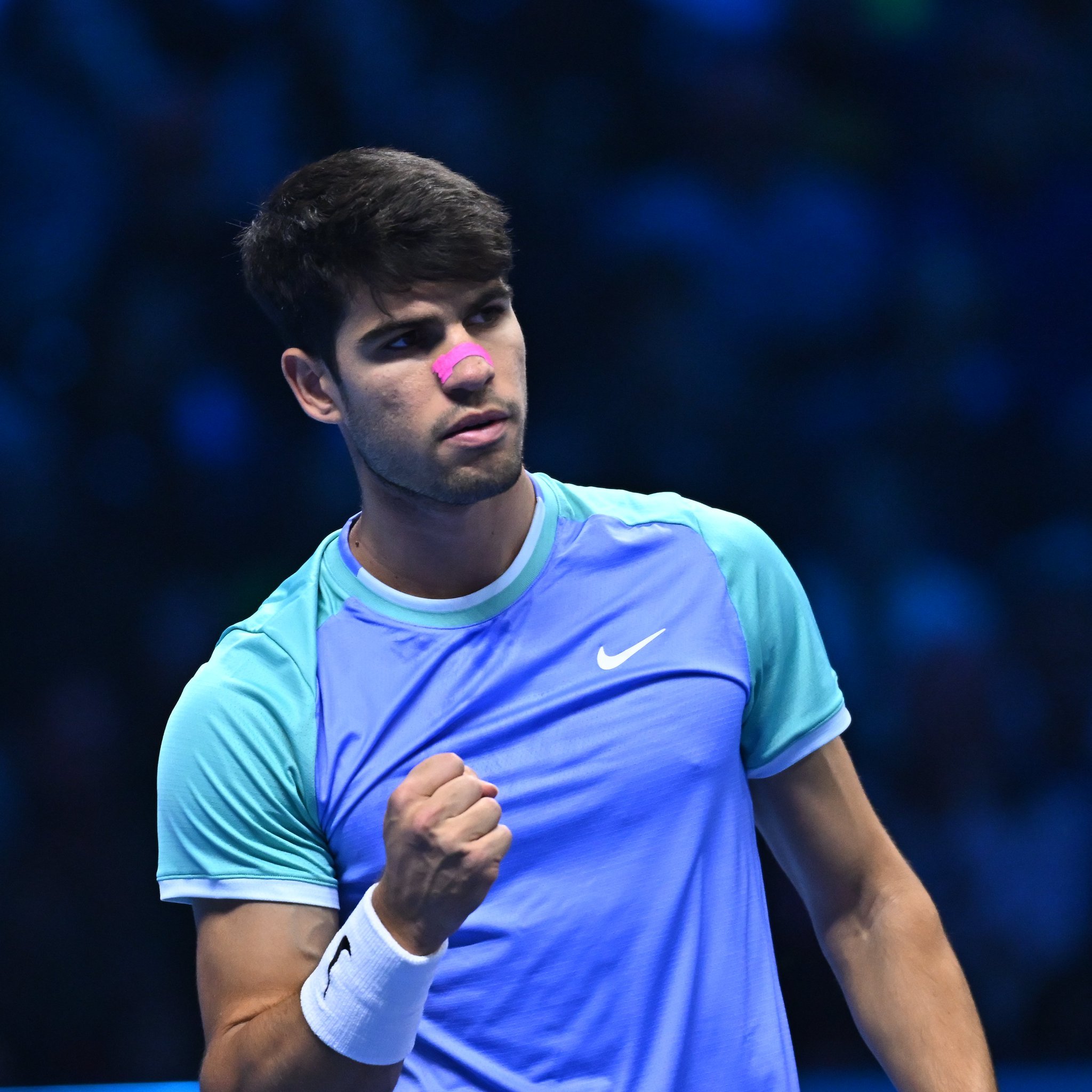 贴着鼻贴的阿尔卡拉斯第二盘抢七5-3领先险些被逆转，挽救两个盘点后以6-3、7-