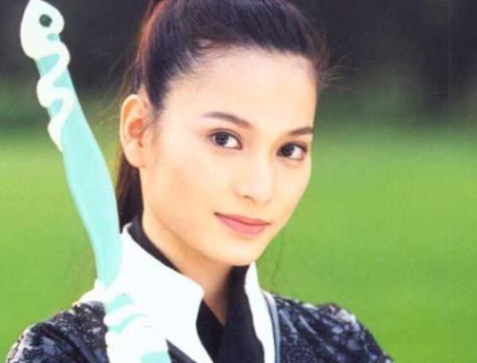 1998年，24岁的吴京爱上了27岁的樊亦敏，一心想要娶她，她却转身嫁给了身价2