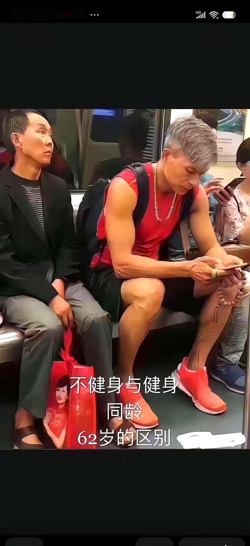 背一弯，人老十岁，不是夸张，是科学算出来的。
香港大学盯了四千多人八年，脊柱多弯