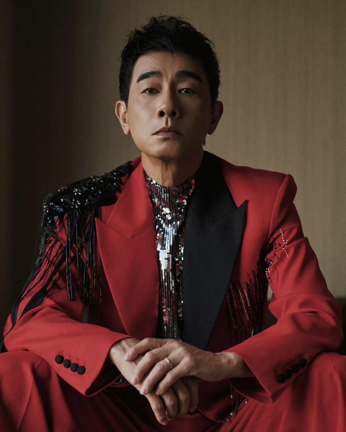 陈小春北京首场演唱会被喊退票，

真的应了那句话，

不怕神一样的对手，就怕猪一