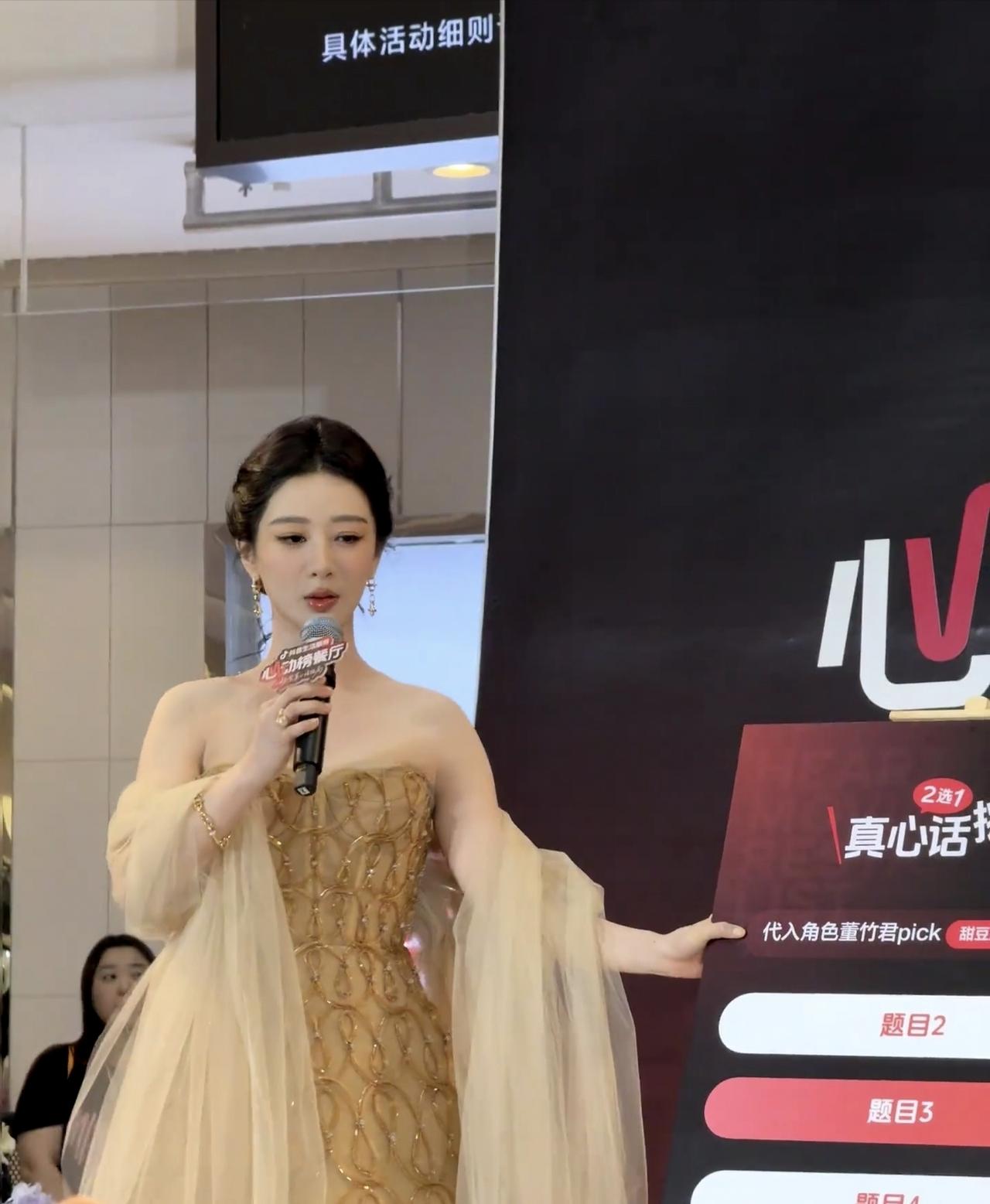 谁说杨紫整了的，这不是跟小时候一个模子吗？只是长大后的她瘦了，脸型有所改变，但底