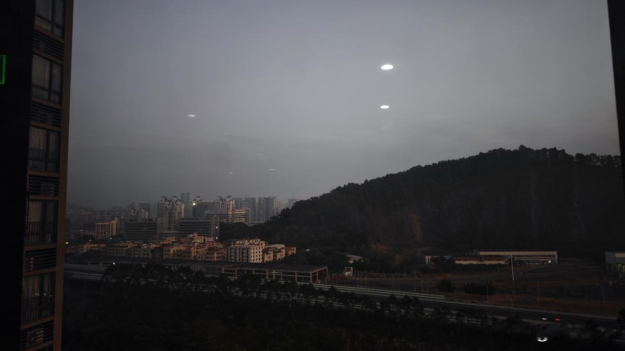 继续关注南沙空气质量问题，今天早上起来还是灰蒙蒙一片，不过终于是没有焦味了。
打