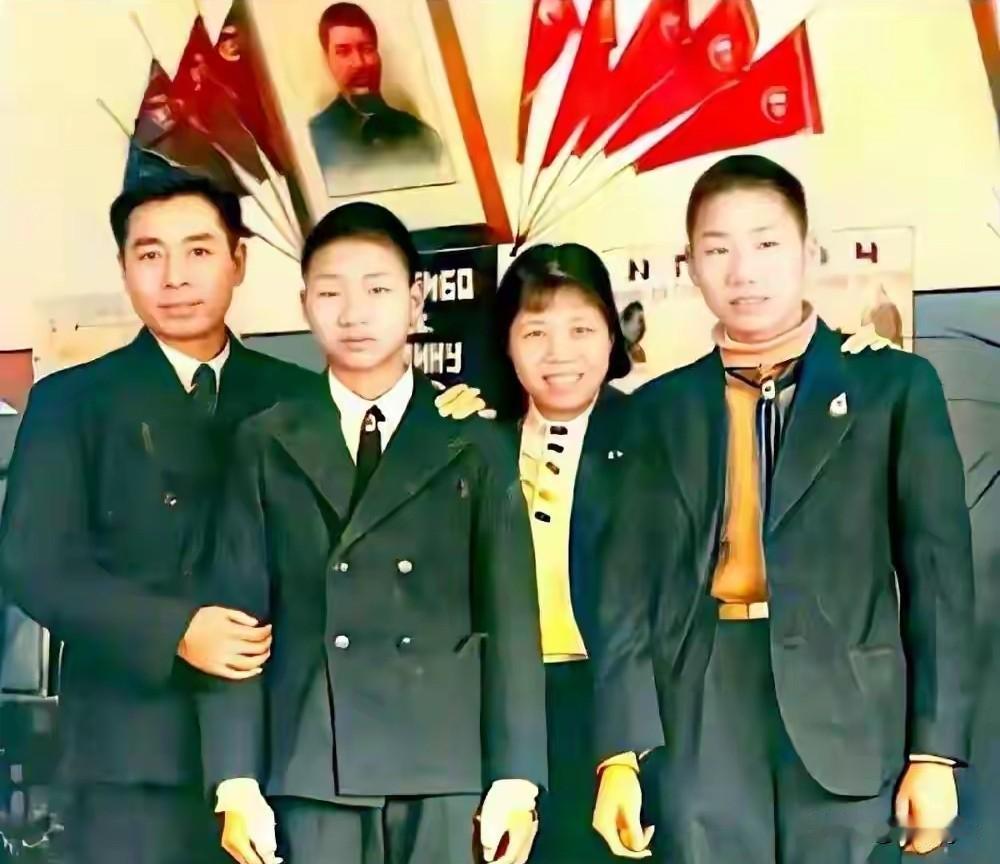 看到这张照片既感动又心酸！这是1940年周总理和邓妈妈去前苏联看望毛主席的俩儿子