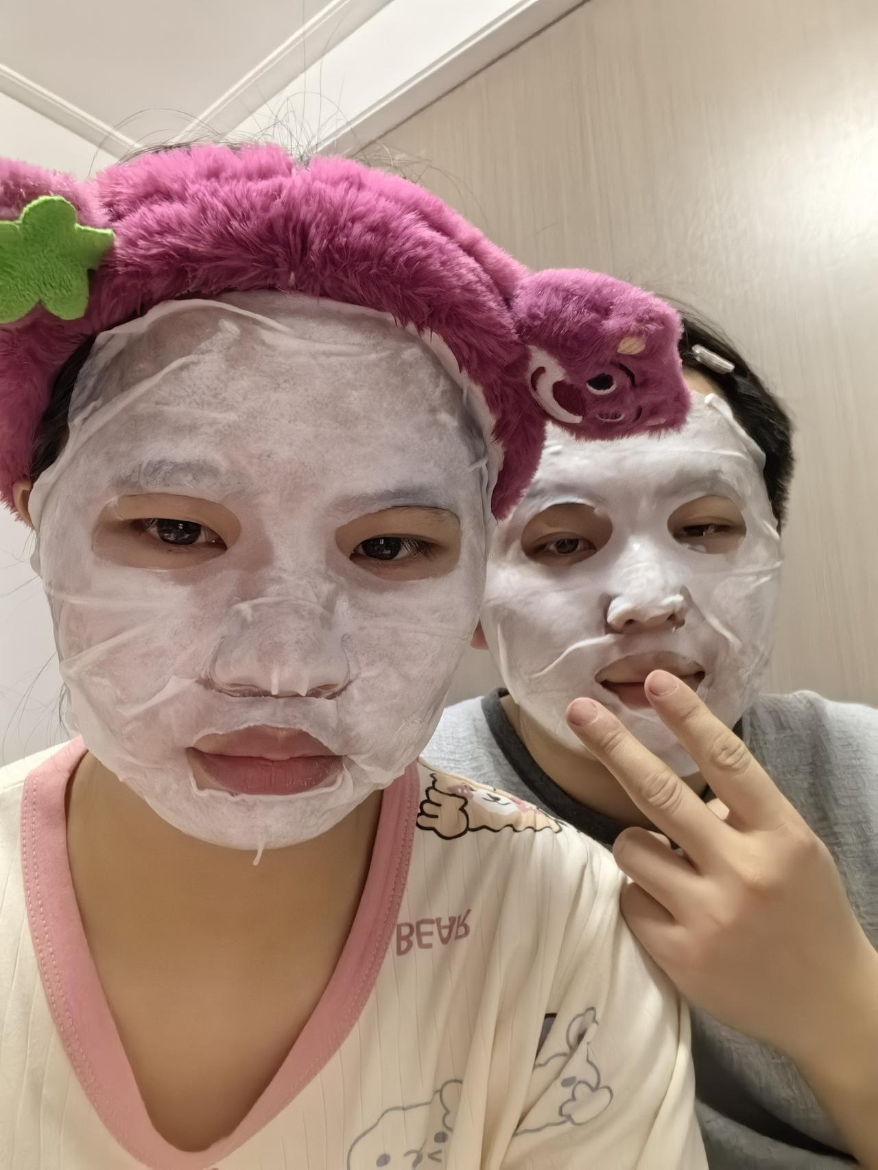 晚上洗完澡从抽屉里拿出买了好久的面膜。
帅哥看见我在敷面膜，嗔怪道：“又在一个人