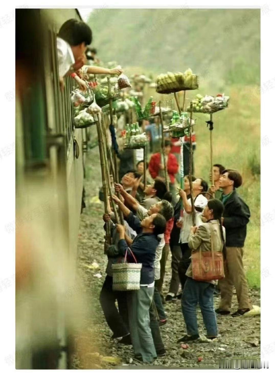 【老照片里的故事】1996年，河北。上世纪末，北京通往秦皇岛的火车途中，有个叫“