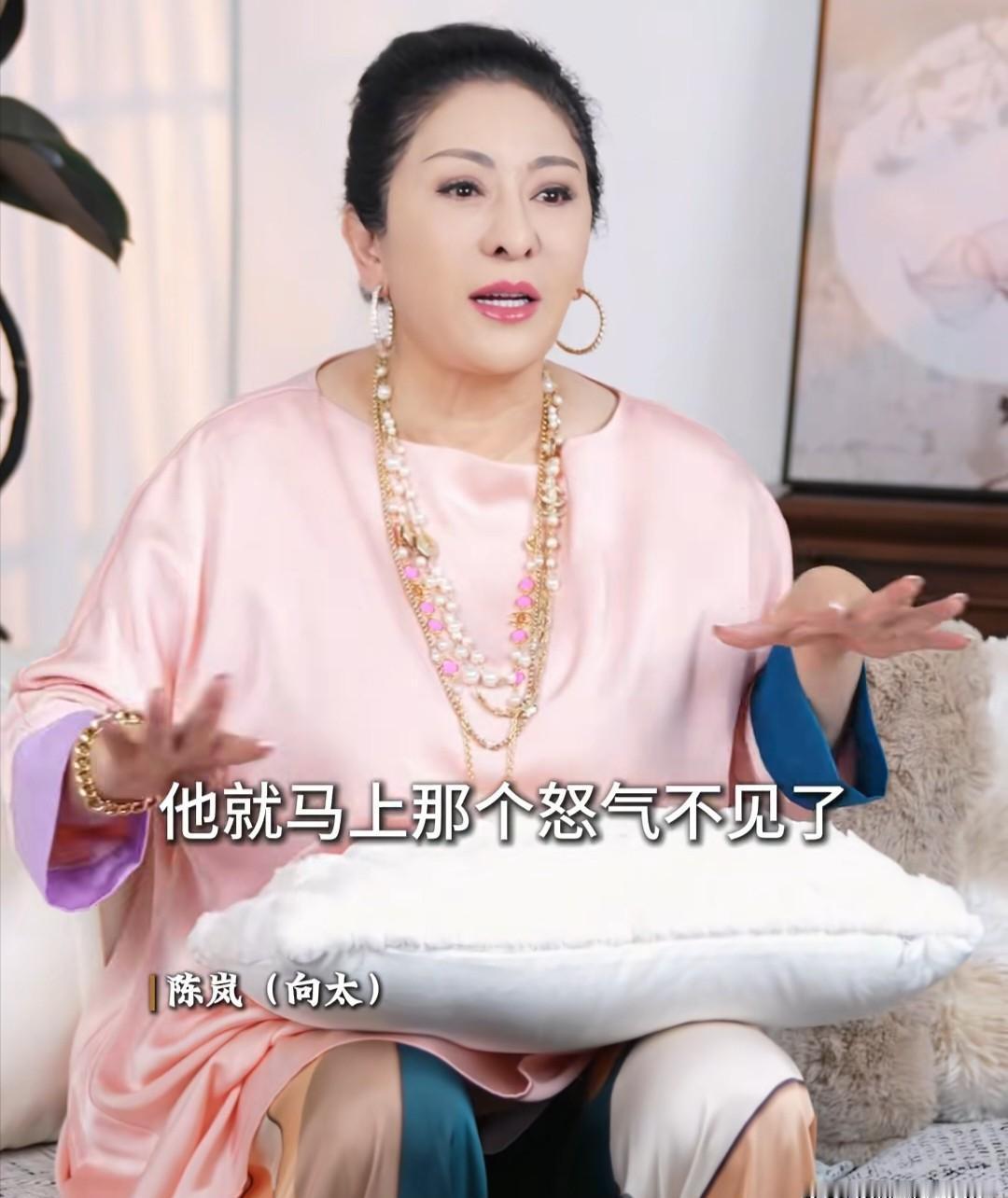 香港影坛大佬向华强，江湖上雷厉风行。
一转身，孙女怀里笑出褶子。
最近照片疯传，