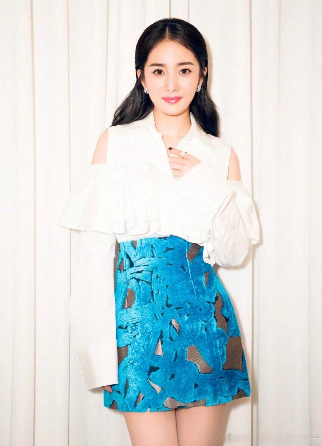 杨幂  🦊杨幂君乐宝奶粉全球品牌代言人“阳光很盛，但总会有适时的微风；夏夜很暗