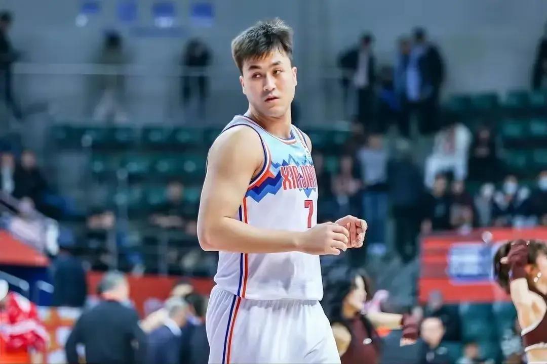 请停止对艾孜麦提的“变脸”式表演

一场夏季联赛的失利，似乎又让个别新疆球迷找到
