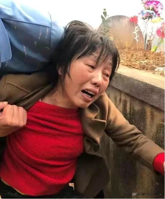 1984年，一战士壮烈牺牲，其新婚20天妻子拒绝改嫁，坚持生下遗腹子，35年后，