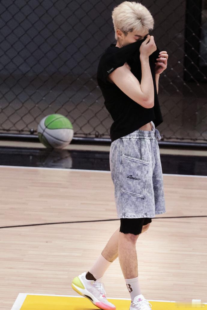 #王鹤棣素颜打篮球饭拍#喜欢到王鹤棣就像是呼吸一样简单，素颜小金毛的他征服球场主