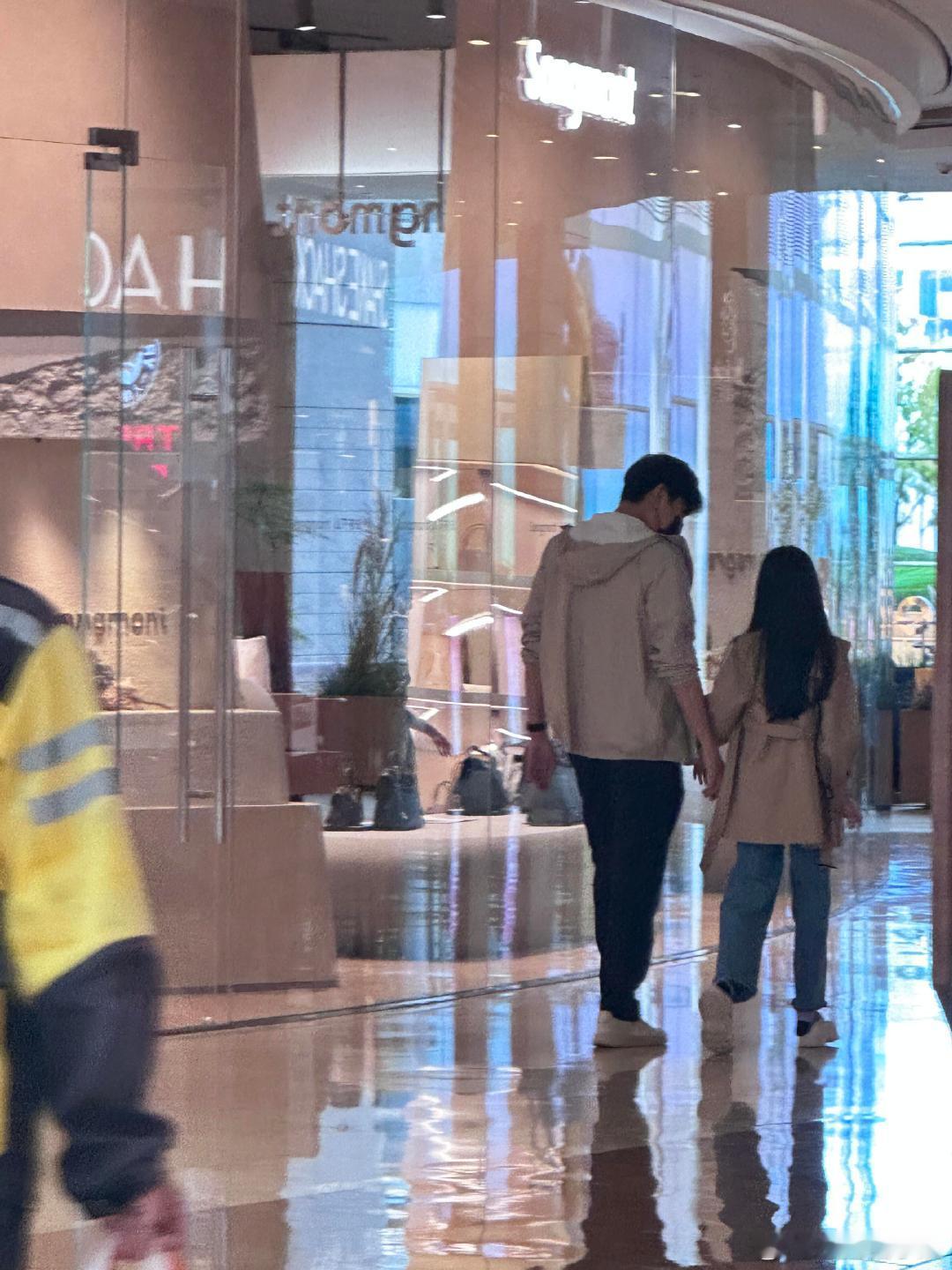 偶遇秦昊带女儿逛商场秦昊伊能静女儿长这么高了偶遇秦昊带女儿逛商场，9岁米粒长到爸
