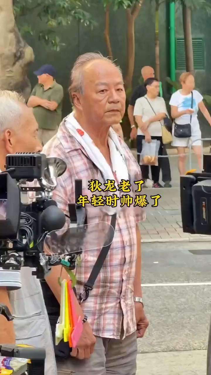 狄龙老了，年轻时帅爆了。
曾经的香江第一美男狄龙老了，年轻时帅爆了。